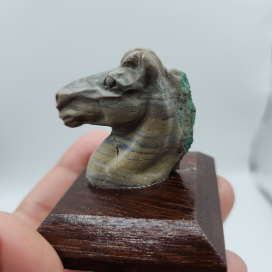 Horse Sculpture, emerald Sculpture handcrafted pieces, made by Colombian artisans, using the matrix of the Emerald, collectors, gifts, stone