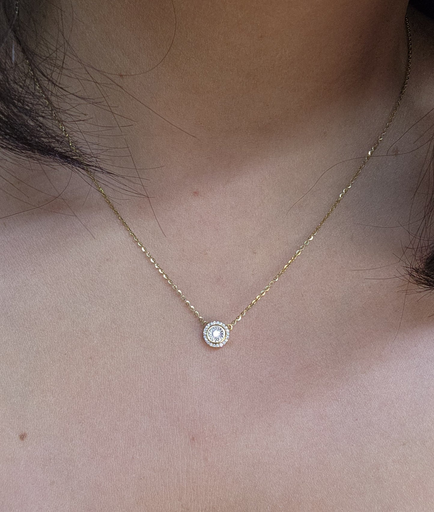 Adjustable 18kt Gold Pendant with Diamond Circle: Essential Luxury for Your Collection