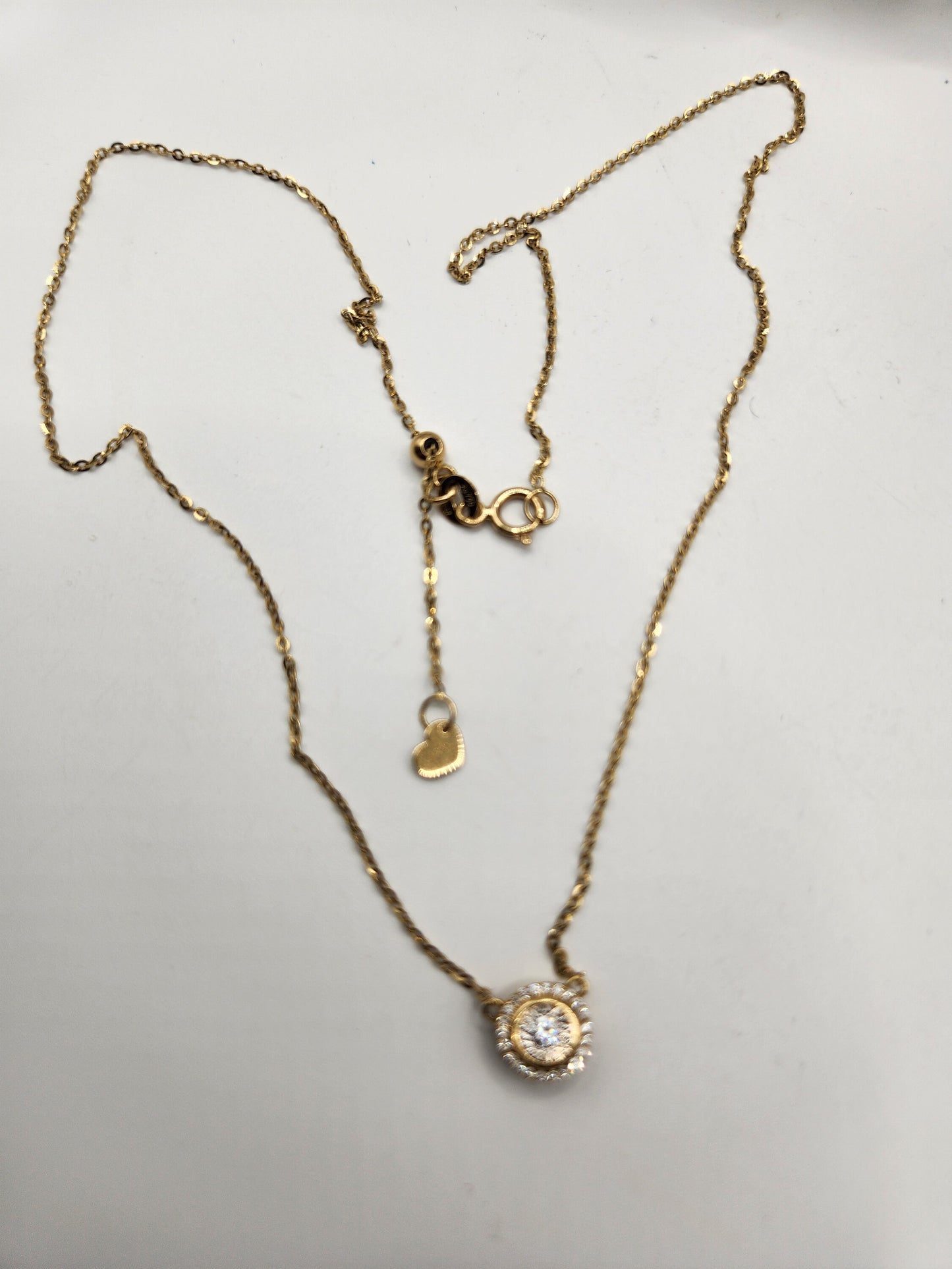 Adjustable 18kt Gold Pendant with Diamond Circle: Essential Luxury for Your Collection
