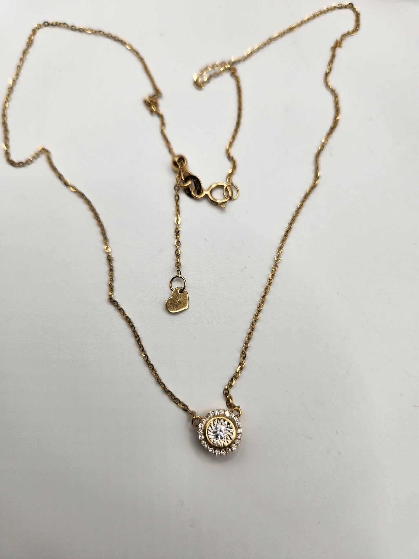 Adjustable 18kt Gold Pendant with Diamond Circle: Essential Luxury for Your Collection
