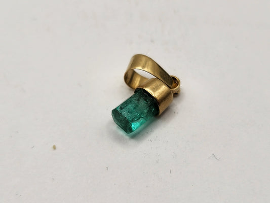 Emerald pendant 18k yellow gold, Colombian emerald, handcrafted by Colombian goldsmiths, gift, natural gem, Yellow gold, colombian jewelry,
