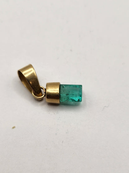 Emerald pendant 18k yellow gold, Colombian emerald, handcrafted by Colombian goldsmiths, gift, natural gem, Yellow gold, colombian jewelry,