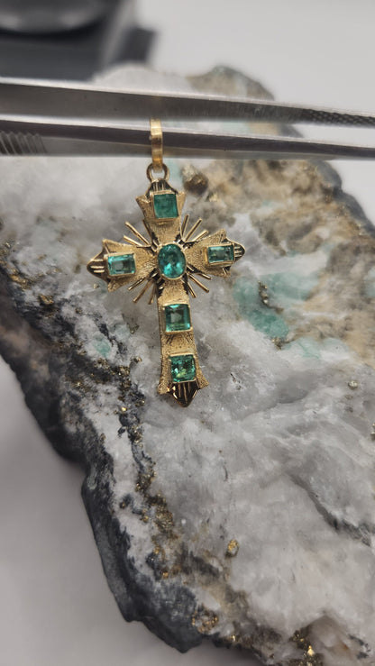 18kt Yellow Gold Cross pendant with Colombian Emeralds – A Touch of Classic Elegance and Brilliant Exclusivity" gifts, natural emerald