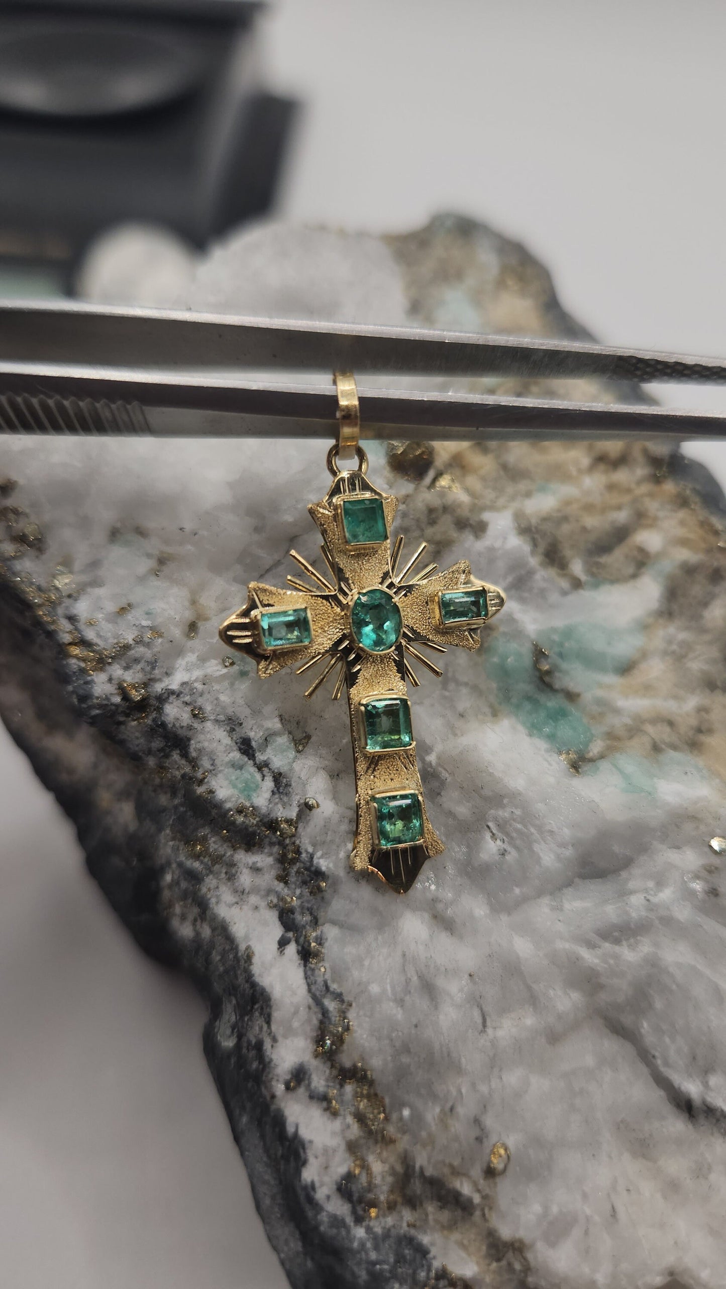 18kt Yellow Gold Cross pendant with Colombian Emeralds – A Touch of Classic Elegance and Brilliant Exclusivity" gifts, natural emerald