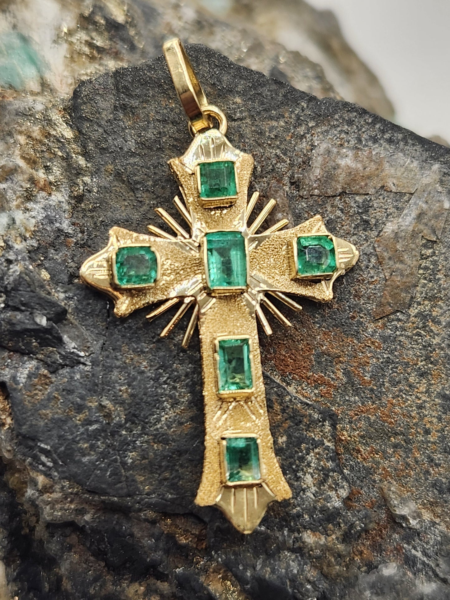 18kt Yellow Gold Cross pendant with Colombian Emeralds – A Touch of Classic Elegance and Brilliant Exclusivity" gifts, natural emerald