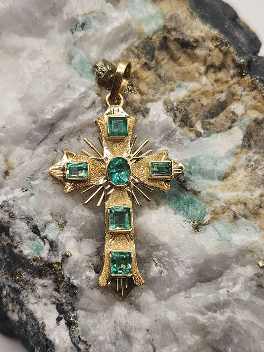 18kt Yellow Gold Cross pendant with Colombian Emeralds – A Touch of Classic Elegance and Brilliant Exclusivity" gifts, natural emerald