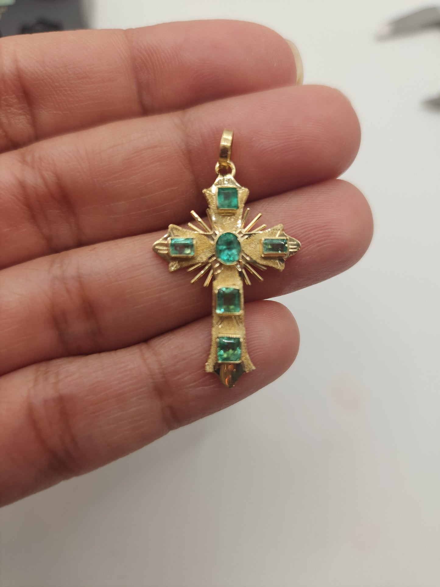 18kt Yellow Gold Cross pendant with Colombian Emeralds – A Touch of Classic Elegance and Brilliant Exclusivity" gifts, natural emerald
