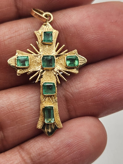 18kt Yellow Gold Cross pendant with Colombian Emeralds – A Touch of Classic Elegance and Brilliant Exclusivity" gifts, natural emerald