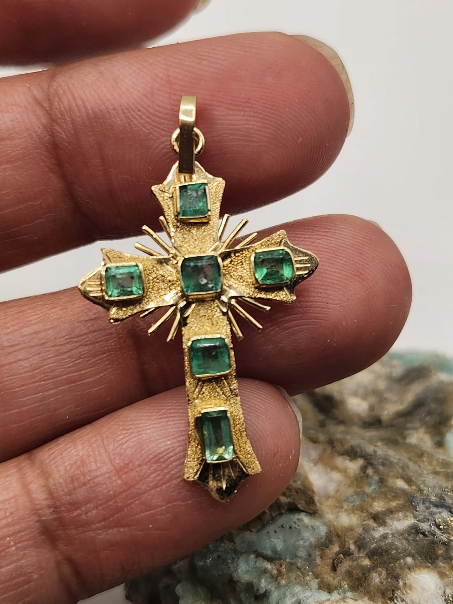 18kt Yellow Gold Cross pendant with Colombian Emeralds – A Touch of Classic Elegance and Brilliant Exclusivity" gifts, natural emerald