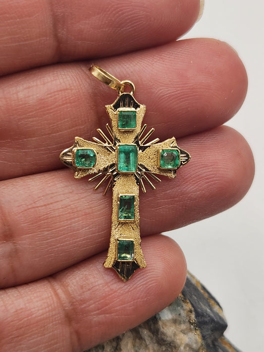 18kt Yellow Gold Cross pendant with Colombian Emeralds – A Touch of Classic Elegance and Brilliant Exclusivity" gifts, natural emerald