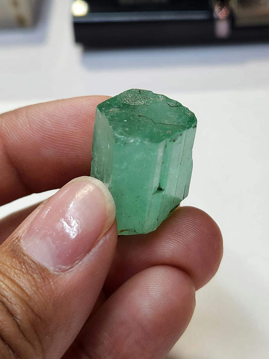 Rare Rough Emerald from Chivor, Colombia: Exquisite Canutillo with Remarkable Size and Distinctive Finish – Perfect for Collectors 63 ct