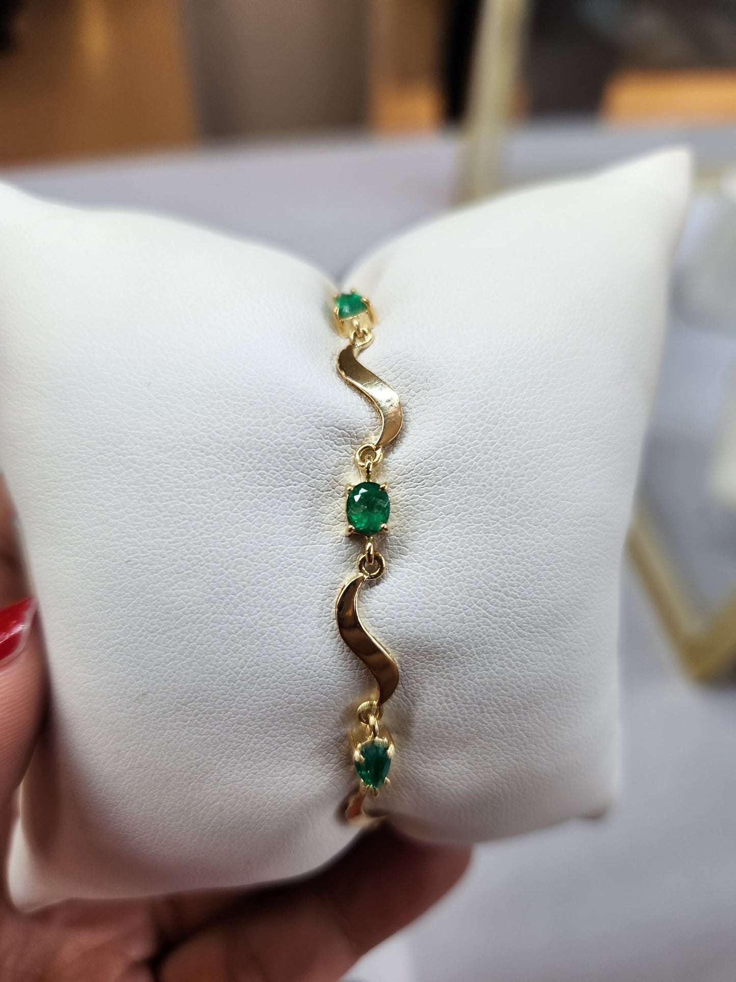 Handmade Colombian Emerald Bracelet, yellow gold 18kt, Unique Artisan Jewelry for Elegant Gifts, may birthstone, natural emerald, love green