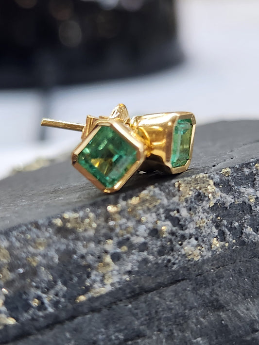 Handmade Colombian Emerald Earrings in 18 kt Yellow Gold, Vivid Green Natural Emerald, May Birthstone Jewelry, colombian emerald 1.40 ct