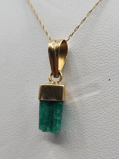 Pendiente de Esmeralda Natural sin Pulir, extraída de las minas de Muzo en Colombia, engastada en Oro de 18k, trabajo hecho a mano totalment