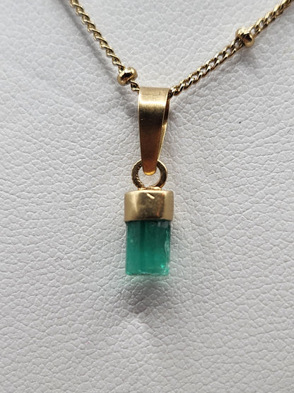 Pendiente de Esmeralda Natural sin Pulir, extraída de las minas de Muzo en Colombia, engastada en Oro de 18k, trabajo hecho a mano totalment