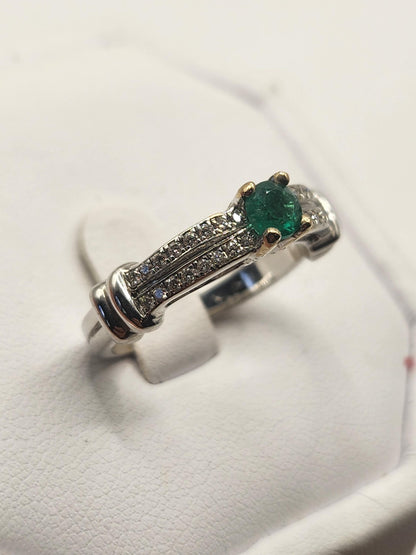 Precioso Anillo fabricado a mano con Esmeralda Natural Colombiana y Diamantes Genuinos, usando oro blanco de 18k