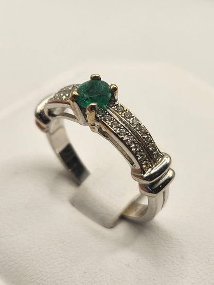 Precioso Anillo fabricado a mano con Esmeralda Natural Colombiana y Diamantes Genuinos, usando oro blanco de 18k
