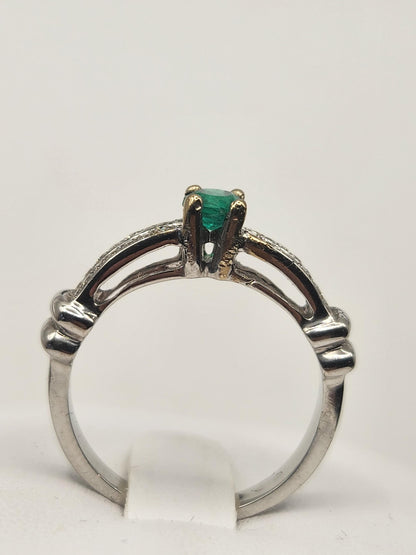 Precioso Anillo fabricado a mano con Esmeralda Natural Colombiana y Diamantes Genuinos, usando oro blanco de 18k