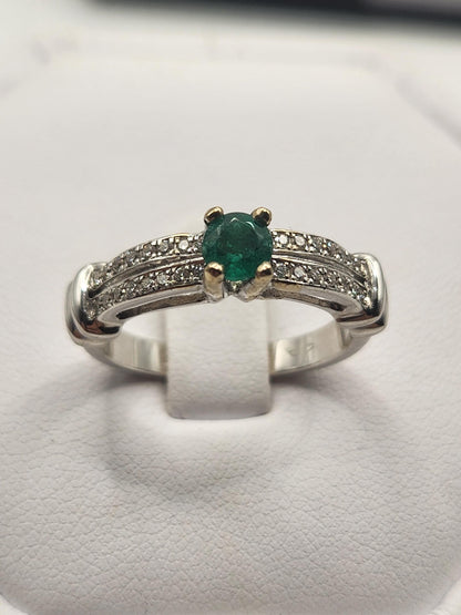 Precioso Anillo fabricado a mano con Esmeralda Natural Colombiana y Diamantes Genuinos, usando oro blanco de 18k