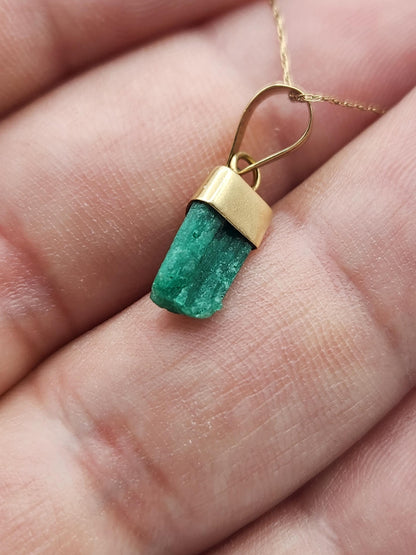 Pendiente de Esmeralda Natural sin Pulir, extraída de las minas de Muzo en Colombia, engastada en Oro de 18k, trabajo hecho a mano totalment