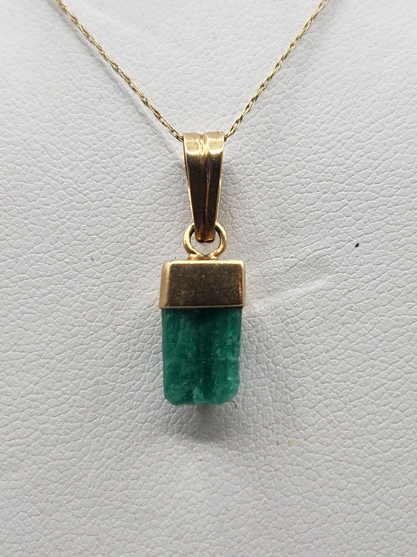 Pendiente de Esmeralda Natural sin Pulir, extraída de las minas de Muzo en Colombia, engastada en Oro de 18k, trabajo hecho a mano totalment