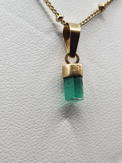 Pendiente de Esmeralda Natural sin Pulir, extraída de las minas de Muzo en Colombia, engastada en Oro de 18k, trabajo hecho a mano totalment