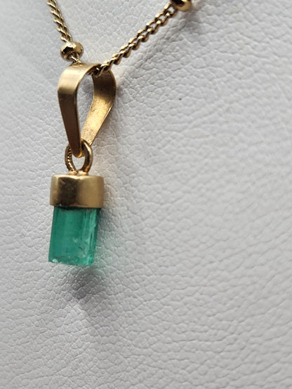 Pendiente de Esmeralda Natural sin Pulir, extraída de las minas de Muzo en Colombia, engastada en Oro de 18k, trabajo hecho a mano totalment