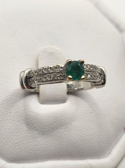 Precioso Anillo fabricado a mano con Esmeralda Natural Colombiana y Diamantes Genuinos, usando oro blanco de 18k