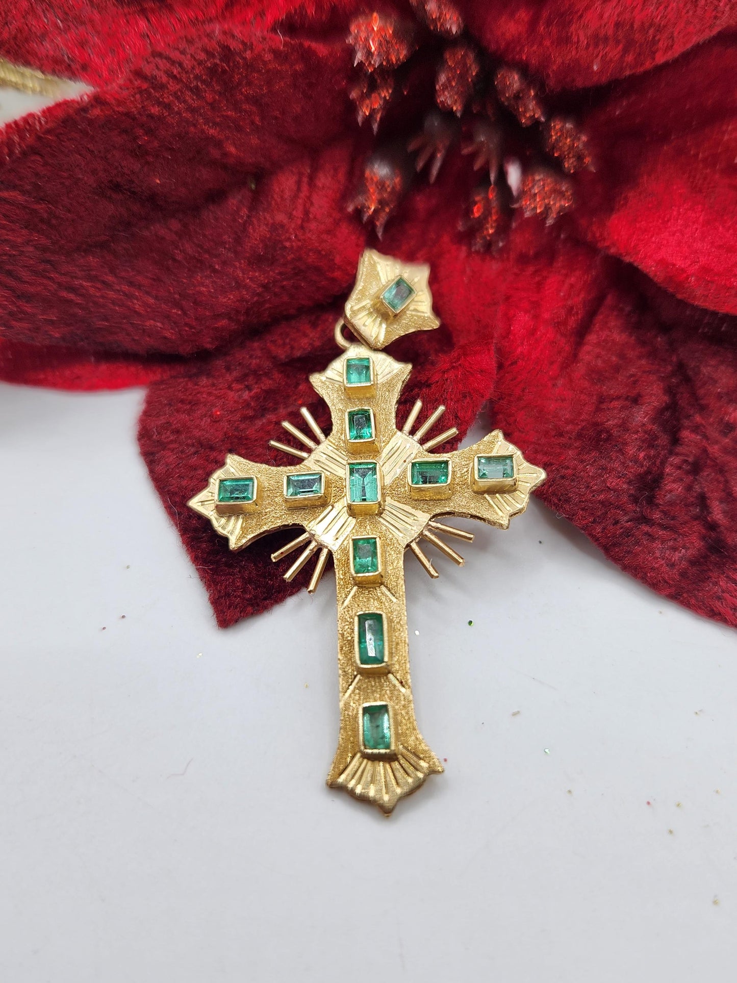 18kt Yellow Gold Cross pendant with Colombian Emeralds – A Touch of Classic Elegance and Brilliant Exclusivity" gifts, natural emerald