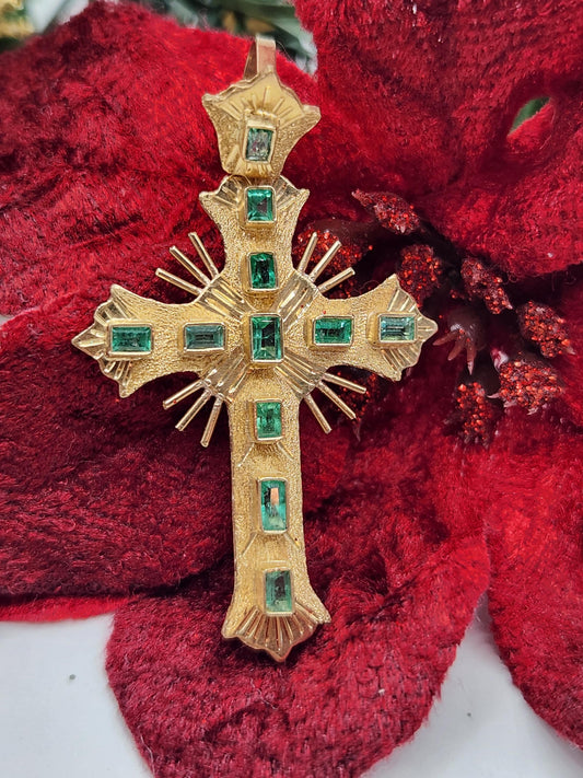 18kt Yellow Gold Cross pendant with Colombian Emeralds – A Touch of Classic Elegance and Brilliant Exclusivity" gifts, natural emerald