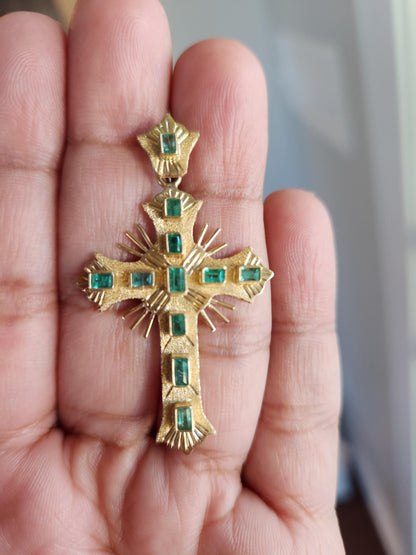 18kt Yellow Gold Cross pendant with Colombian Emeralds – A Touch of Classic Elegance and Brilliant Exclusivity" gifts, natural emerald