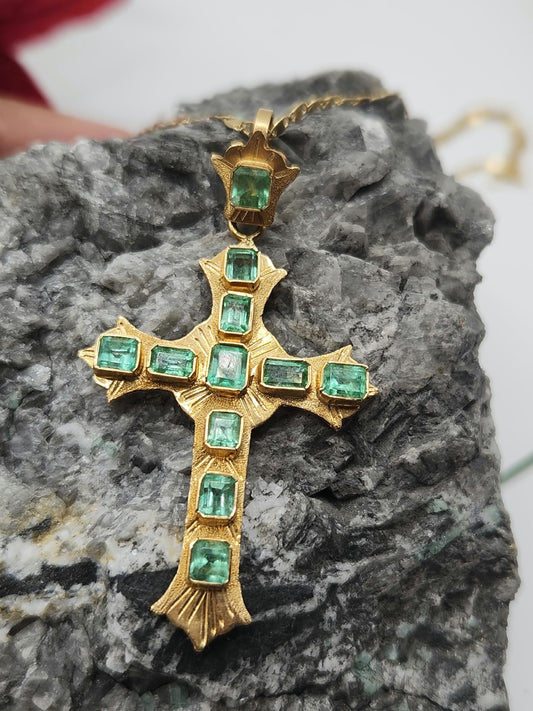 18kt Yellow Gold Cross pendant with Colombian Emeralds – A Touch of Classic Elegance and Brilliant Exclusivity" gifts, natural emerald