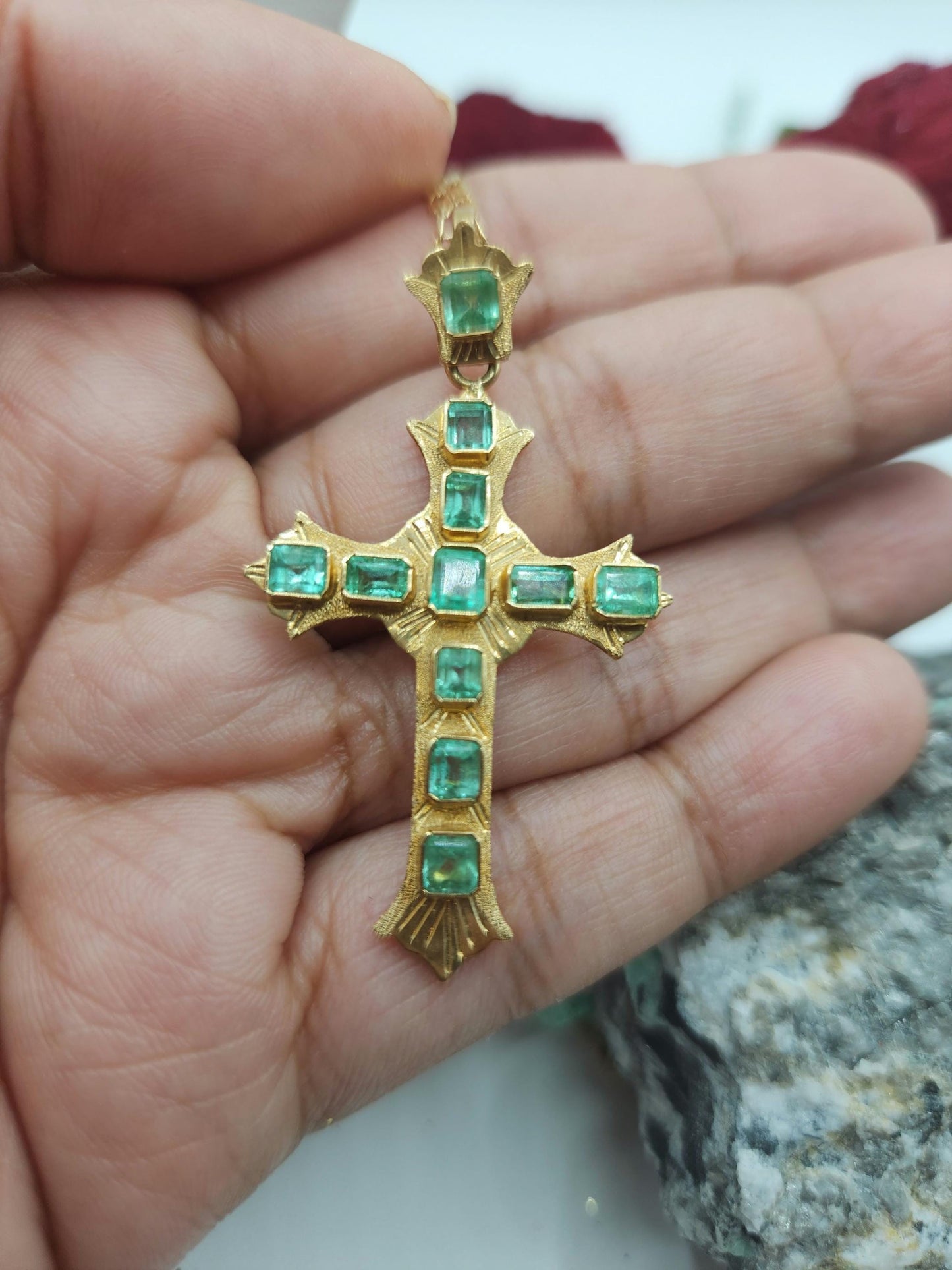 18kt Yellow Gold Cross pendant with Colombian Emeralds – A Touch of Classic Elegance and Brilliant Exclusivity" gifts, natural emerald