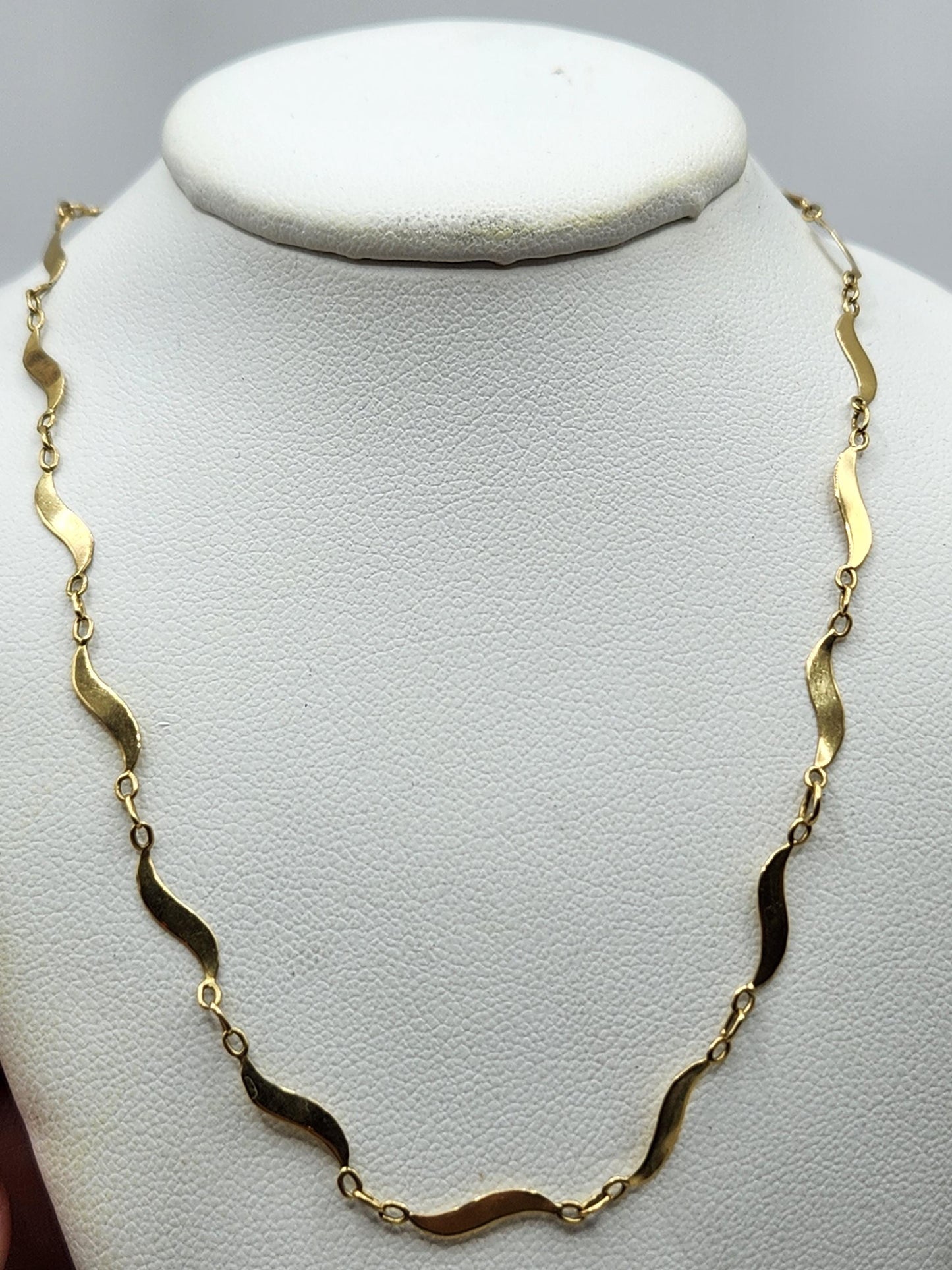 Cadena en oro de 18k fabricada a mano, por joyeros Colombianos,precioso tejido diseñado para que brille en todo monto, ideal para lucir sola