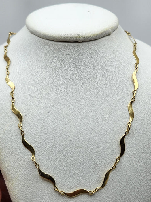 Cadena en oro de 18k fabricada a mano, por joyeros Colombianos,precioso tejido diseñado para que brille en todo monto, ideal para lucir sola