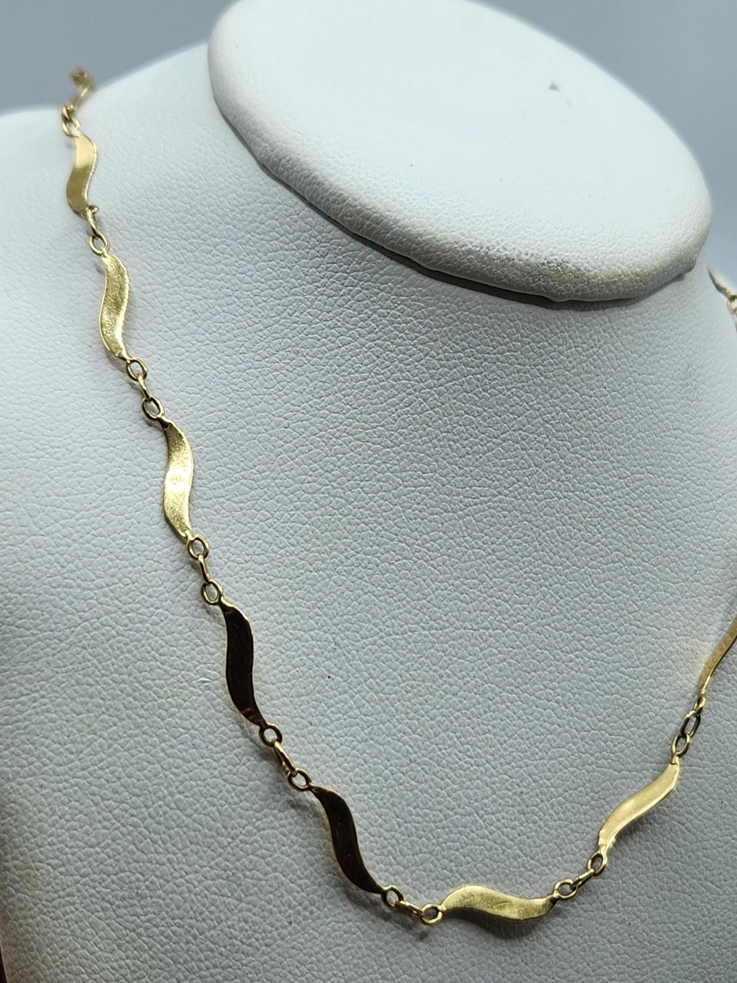 Cadena en oro de 18k fabricada a mano, por joyeros Colombianos,precioso tejido diseñado para que brille en todo monto, ideal para lucir sola
