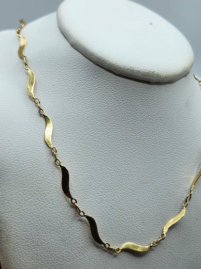 Cadena en oro de 18k fabricada a mano, por joyeros Colombianos,precioso tejido diseñado para que brille en todo monto, ideal para lucir sola