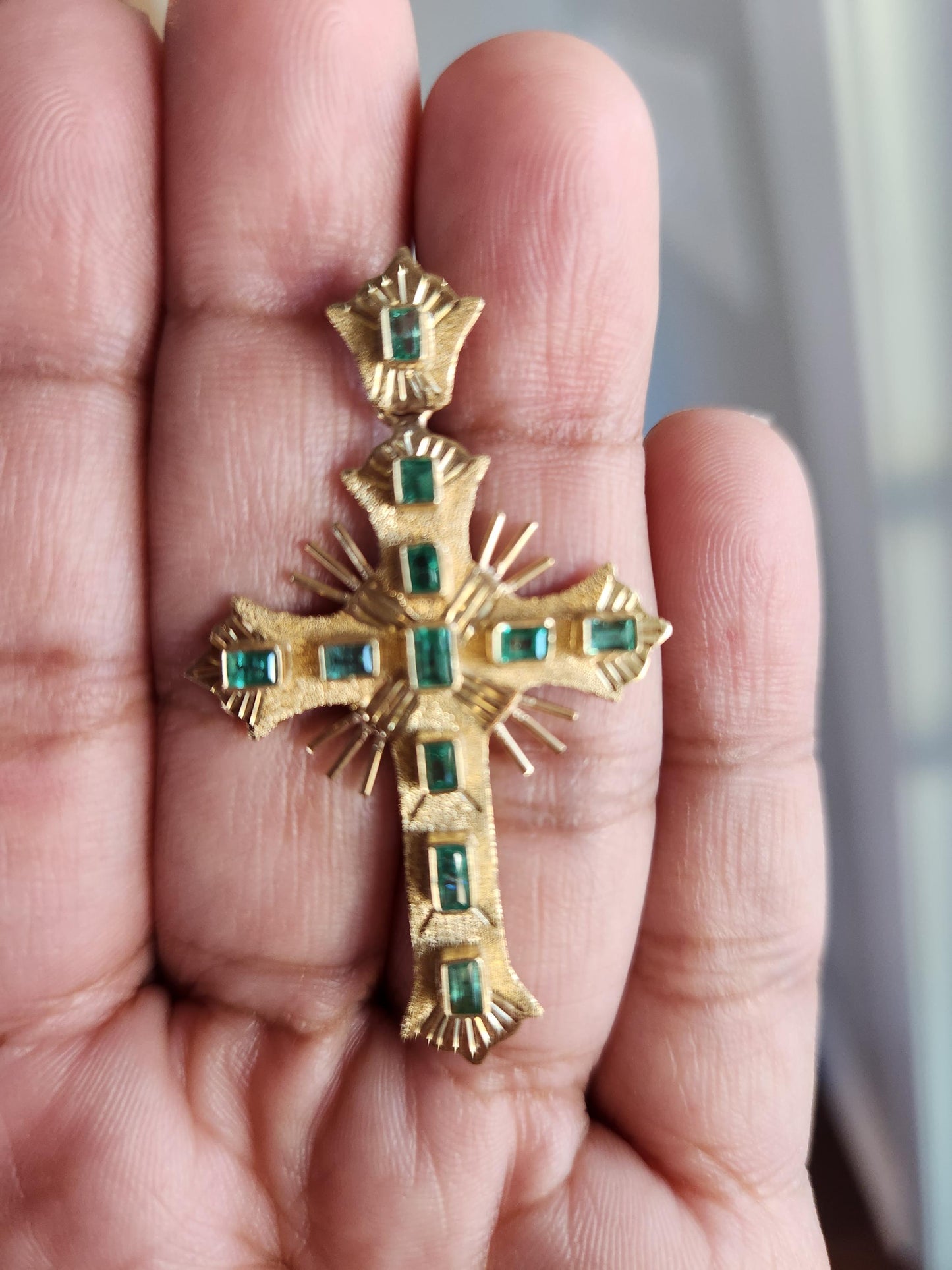 18kt Yellow Gold Cross pendant with Colombian Emeralds – A Touch of Classic Elegance and Brilliant Exclusivity" gifts, natural emerald