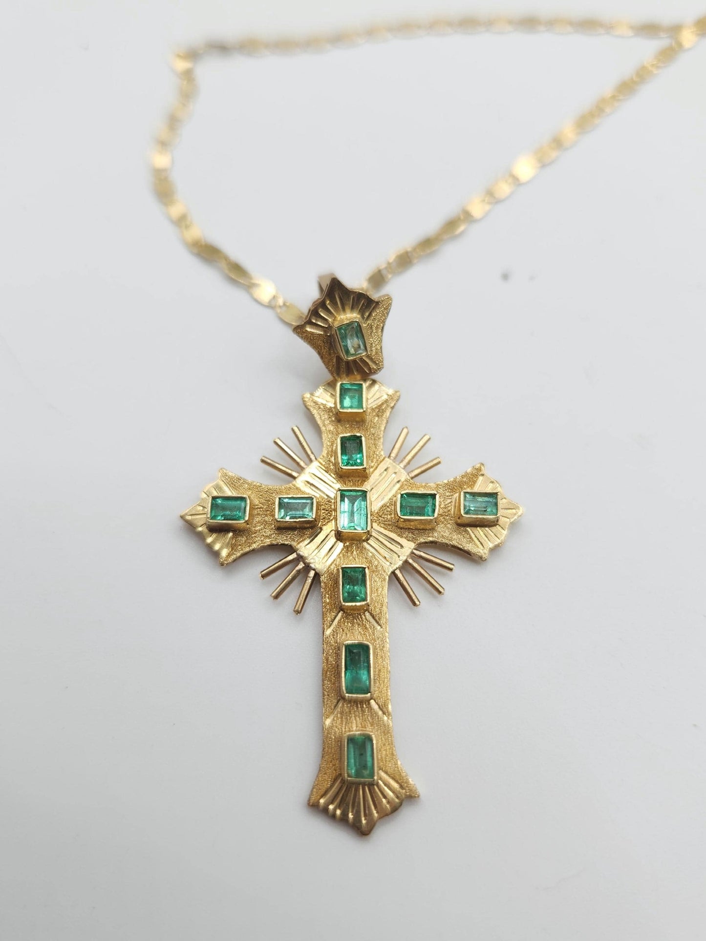 18kt Yellow Gold Cross pendant with Colombian Emeralds – A Touch of Classic Elegance and Brilliant Exclusivity" gifts, natural emerald