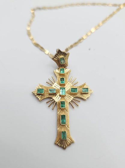 18kt Yellow Gold Cross pendant with Colombian Emeralds – A Touch of Classic Elegance and Brilliant Exclusivity" gifts, natural emerald
