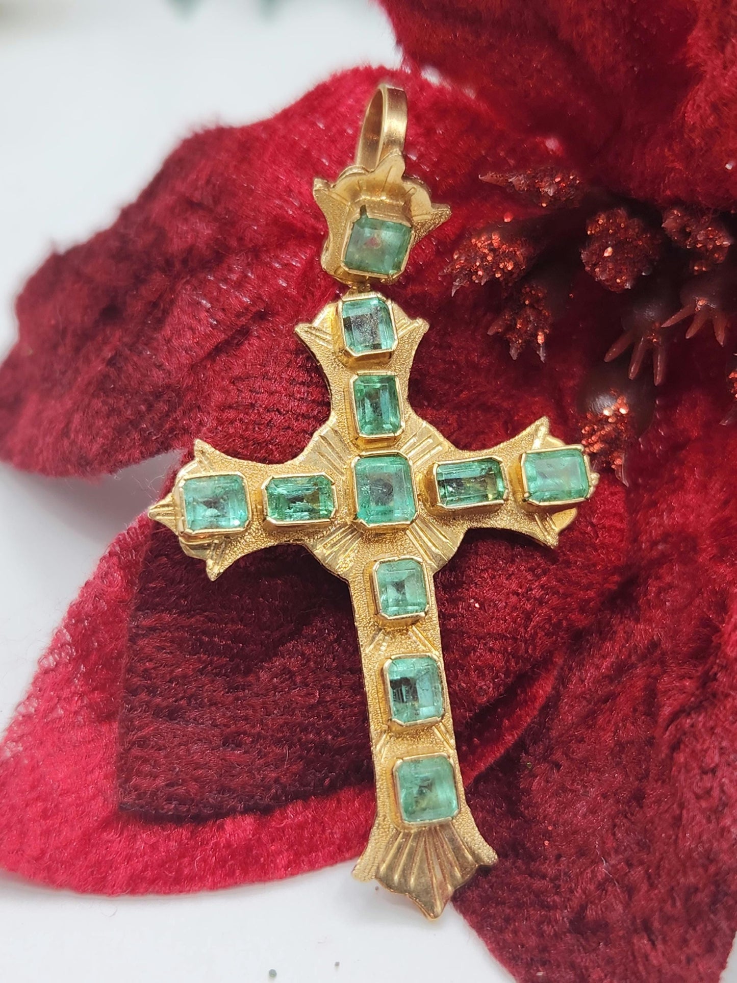 18kt Yellow Gold Cross pendant with Colombian Emeralds – A Touch of Classic Elegance and Brilliant Exclusivity" gifts, natural emerald