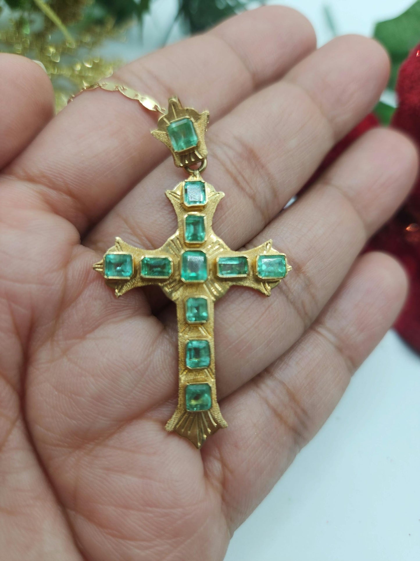 18kt Yellow Gold Cross pendant with Colombian Emeralds – A Touch of Classic Elegance and Brilliant Exclusivity" gifts, natural emerald