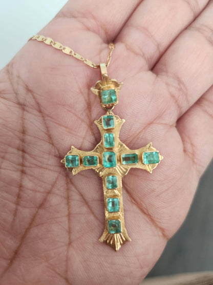 18kt Yellow Gold Cross pendant with Colombian Emeralds – A Touch of Classic Elegance and Brilliant Exclusivity" gifts, natural emerald