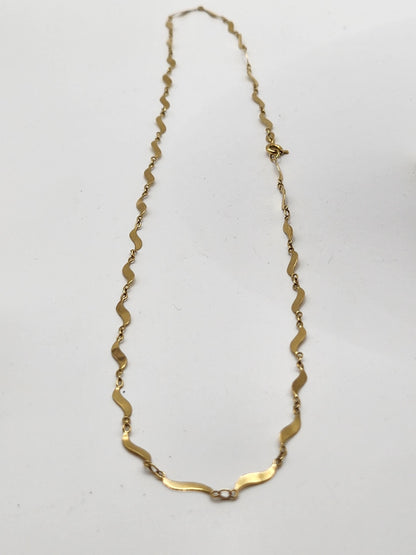 Cadena en oro de 18k fabricada a mano, por joyeros Colombianos,precioso tejido diseñado para que brille en todo monto, ideal para lucir sola