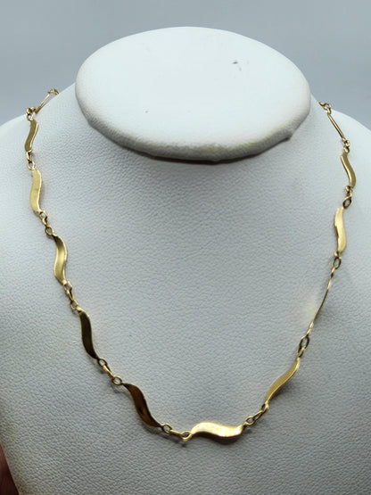 Cadena en oro de 18k fabricada a mano, por joyeros Colombianos,precioso tejido diseñado para que brille en todo monto, ideal para lucir sola