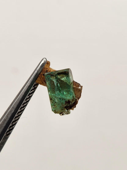 Cristal Natural de Esmeralda en bruto, extraído de las minas de Muzo, pieza de Coleccion, Cristal de Muzo, Macla, Terminaciones Completas