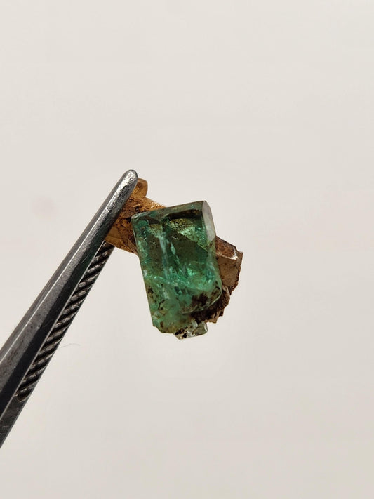 Cristal Natural de Esmeralda en bruto, extraído de las minas de Muzo, pieza de Coleccion, Cristal de Muzo, Macla, Terminaciones Completas