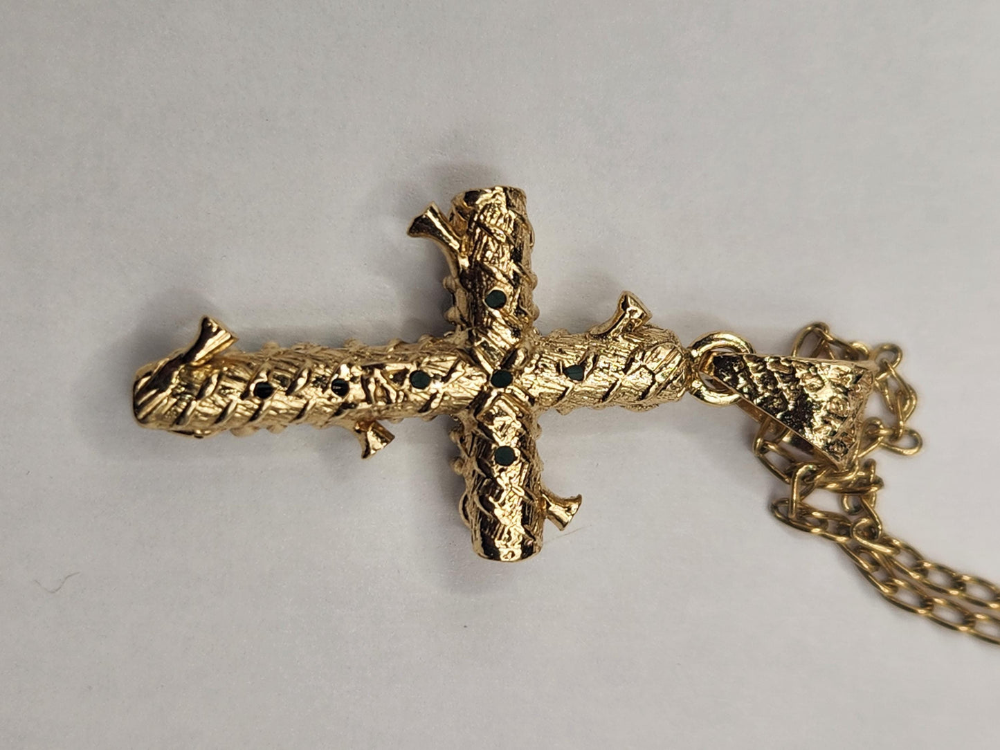18kt Yellow Gold Cross pendant with Colombian Emeralds – A Touch of Classic Elegance and Brilliant Exclusivity" gifts, natural emerald