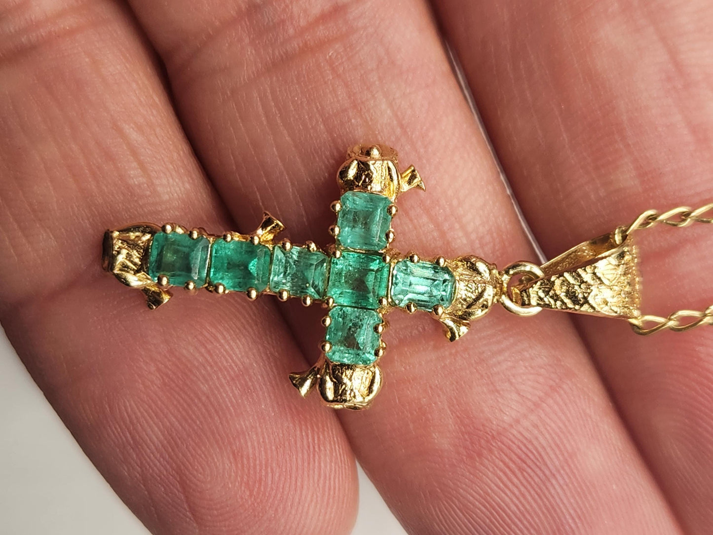 18kt Yellow Gold Cross pendant with Colombian Emeralds – A Touch of Classic Elegance and Brilliant Exclusivity" gifts, natural emerald