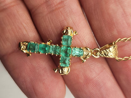 18kt Yellow Gold Cross pendant with Colombian Emeralds – A Touch of Classic Elegance and Brilliant Exclusivity" gifts, natural emerald